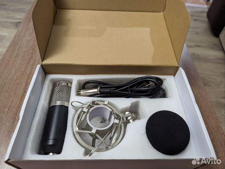 Студийный конденсаторный микрофон