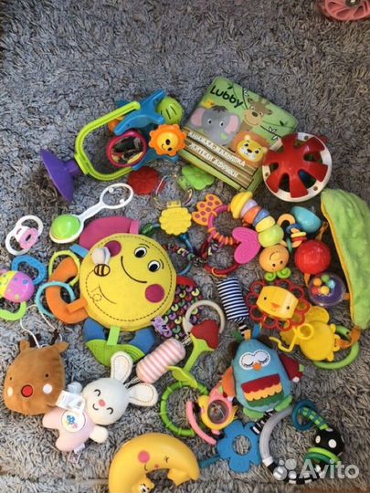 Развивающие игрушки для малыша пакетом