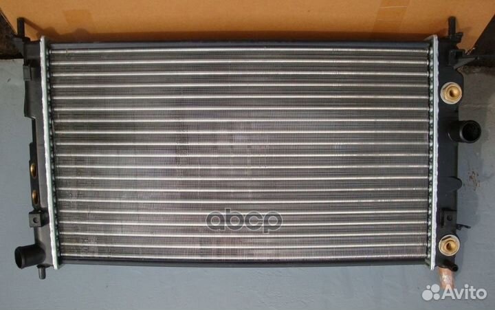 Радиатор охлаждения Opel Vectra В 1.6-2.2 (95-0