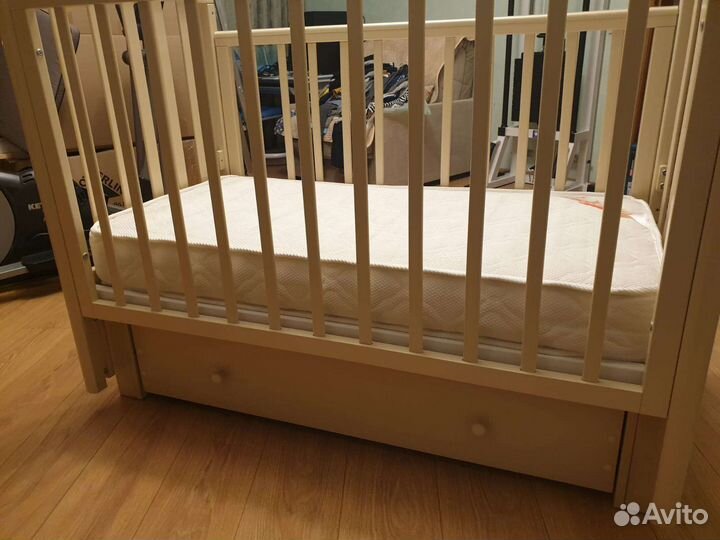 Детская кроватка маятниковая