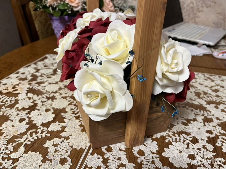 Композиция из искусственных цветов