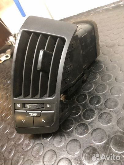 Дефлектор воздушный правый Toyota Land Cruiser 200