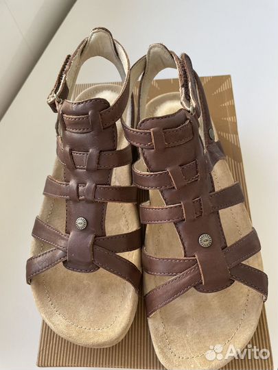 Сандалии для девочки Ugg новые