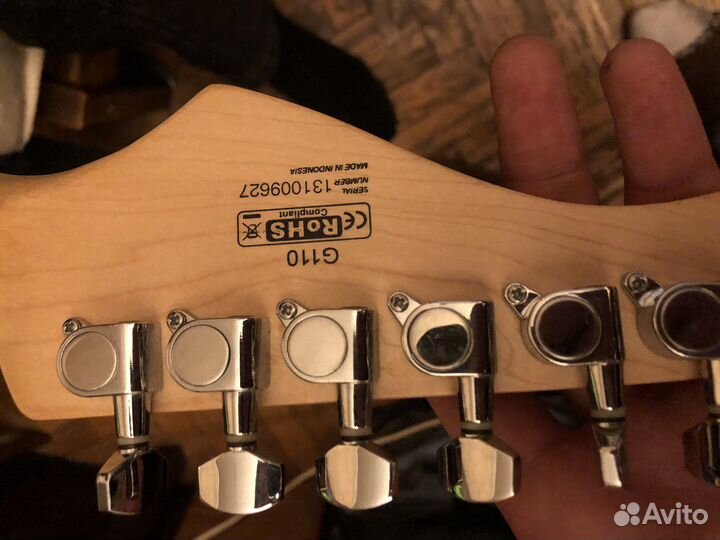 Электрогитара с комбоусилителем