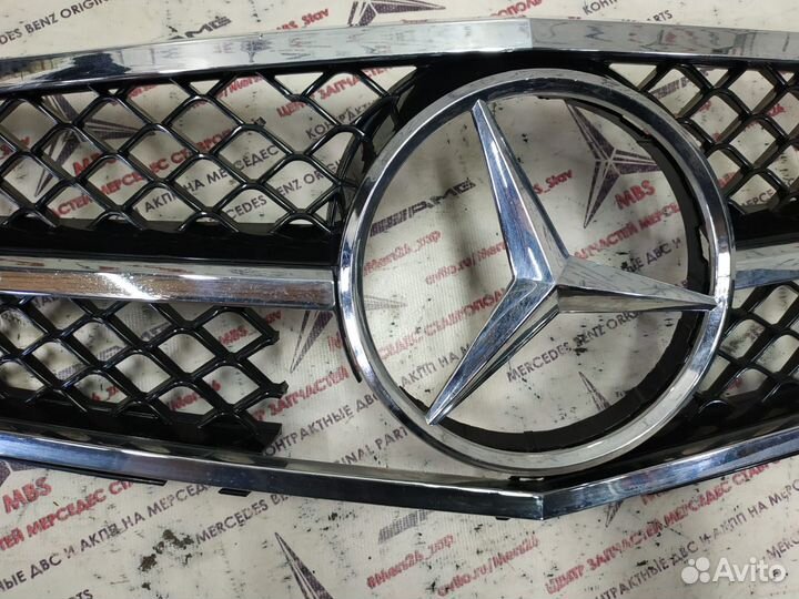 Решетка радиатора w204 Mercedes рест (дефект)