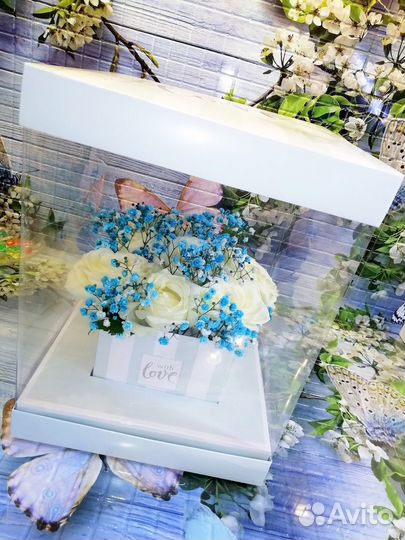 Букет цвет с живыми бабочками в подарочной коробке