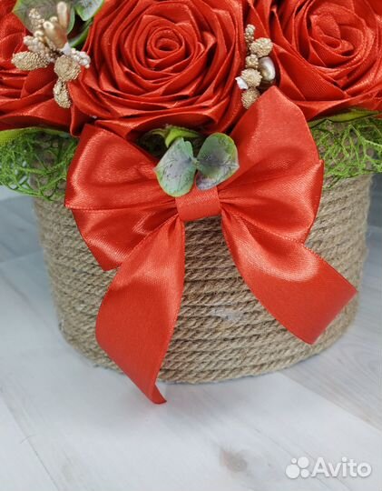 Розы из атласных лент в шляпной коробке р.работа