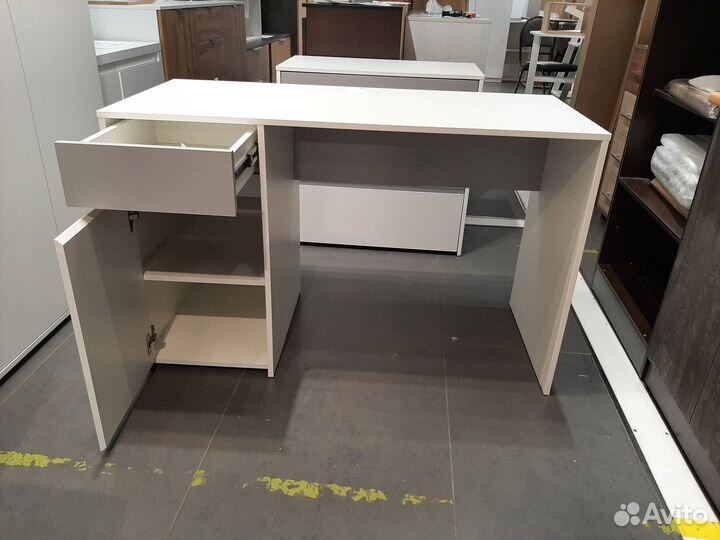 Стол письменный с ящиком и дверкой бело серый