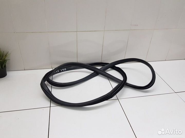 Уплотнитель проема передней левой двери