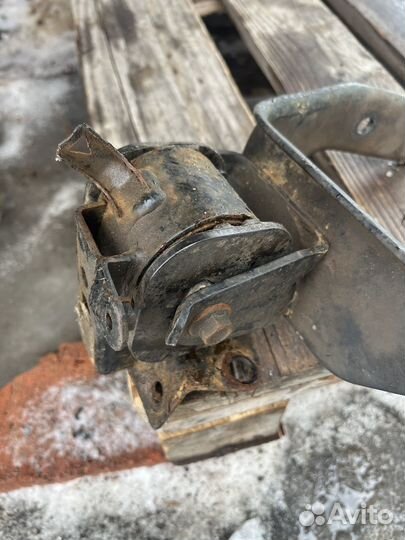 Подушка с кронштейном двигателя