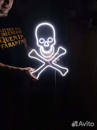 Неоновый череп