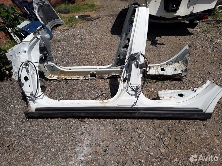 Пороги со стойкой левый Nissan Almera G15