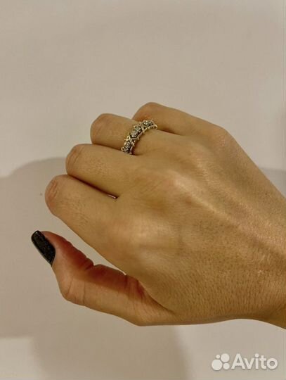 Золотое кольцо с бриллиантом. Тиффани