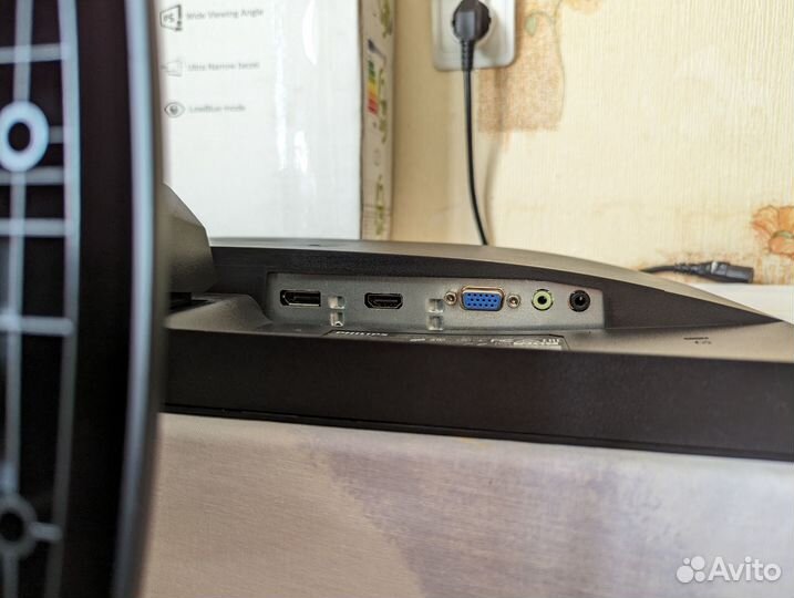 Philips 24 дюйма IPS безрамочный с колонками