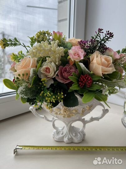 Ваза с искусственными цветами