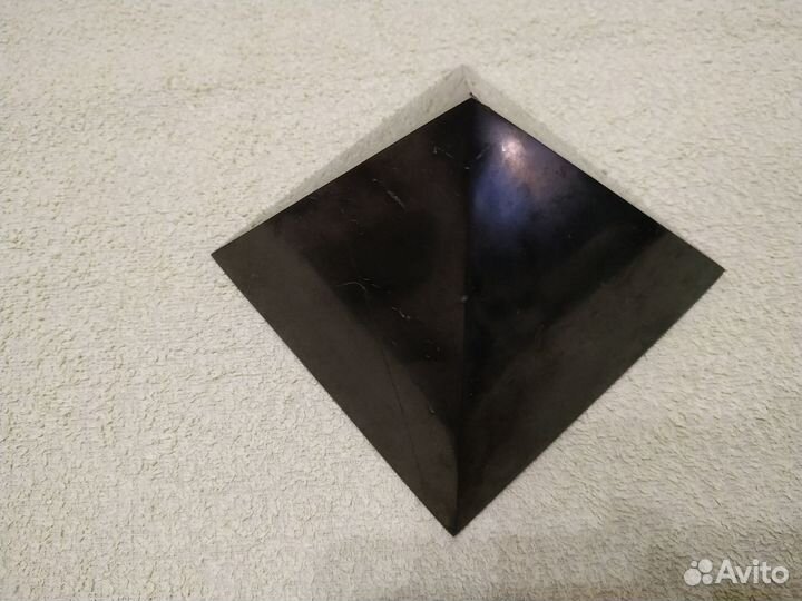 Шунгитовая пирамида полированная 12х12 см