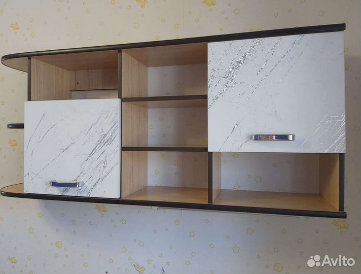 Угловой письменный стол с полками