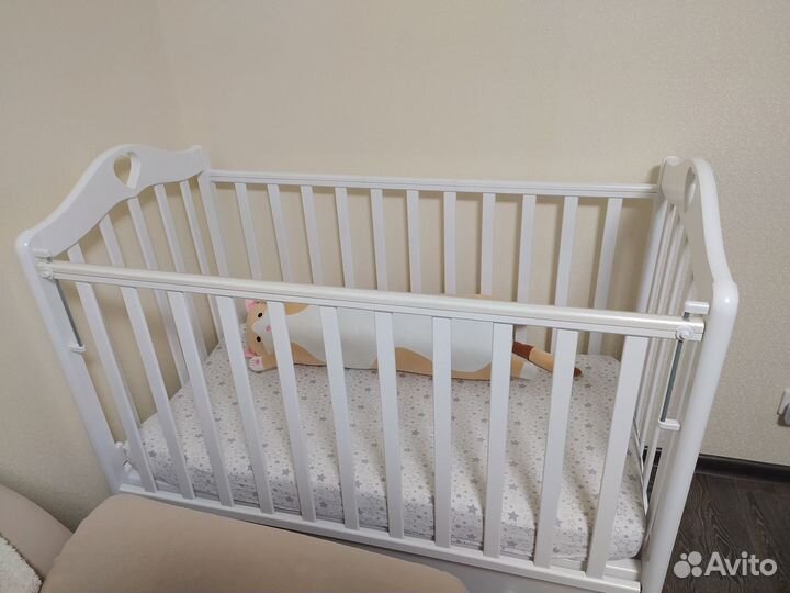 Детская кроватка с маятником и ящиком