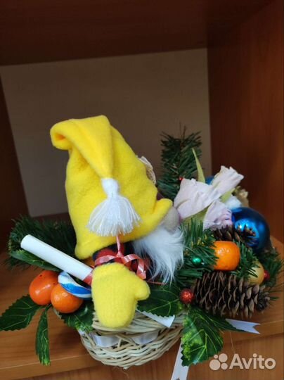 Новогодняя композиция ручной работы и гном