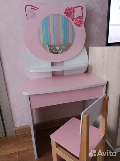 Туалетный столик с зеркалом для девочки