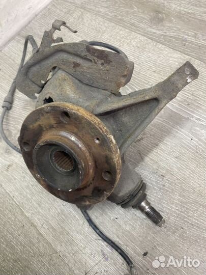 Кулак поворотный передний левый Peugeot 406