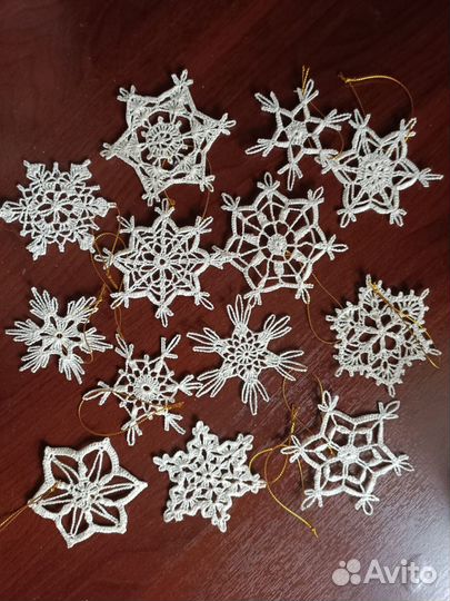 Набор из 12 снежинок цвета 
