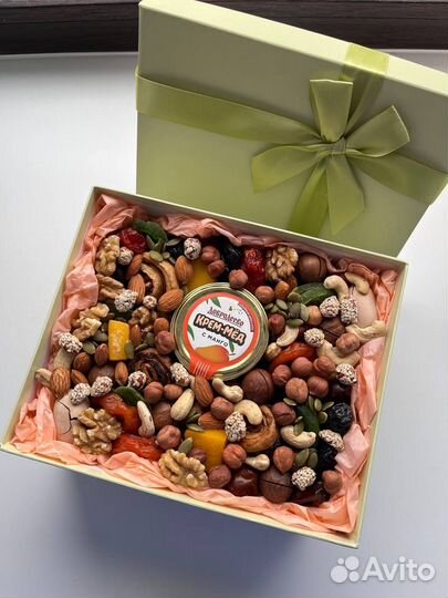 Бокс с орехами и сухофруктами