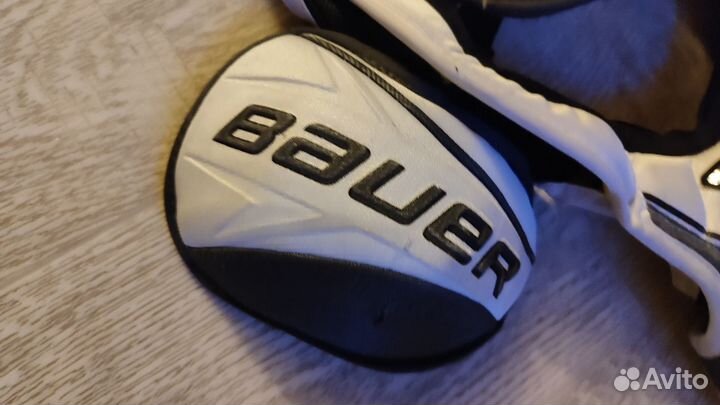 Хоккейная нагрудник bauer supreme
