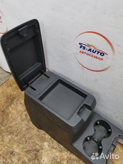 Подлокотник Hyundai Santa-Fe 2 SUV 2.2 дизель D4HB