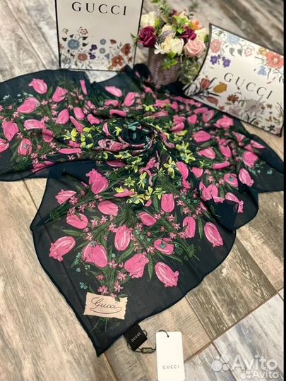 Платок Gucci зеленый в подарочной упаковке бренда