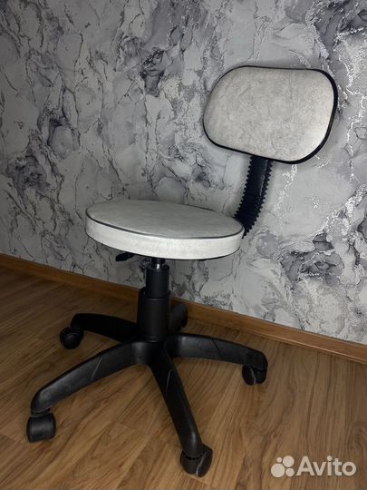 Стул для мастера маникюра на колесиках