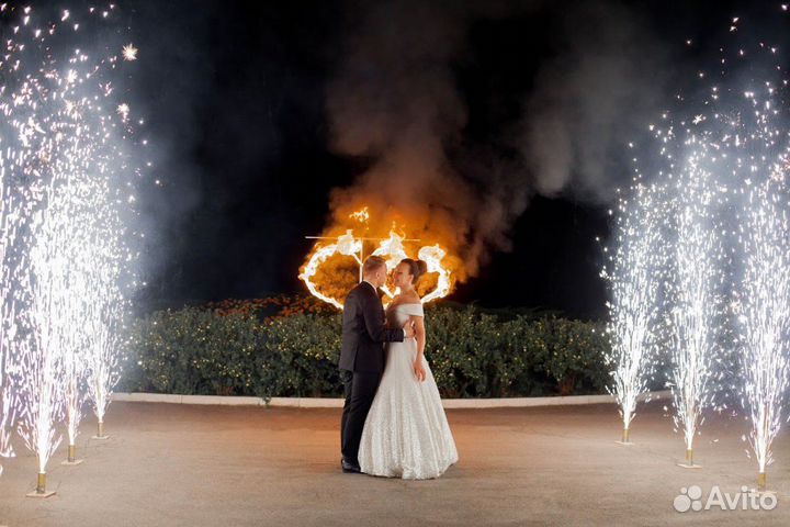 Запуск пиротехнических фонтанов на свадьбу