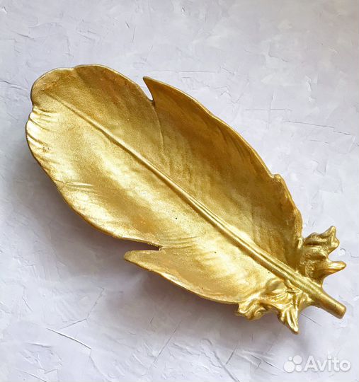 Перо из гипса