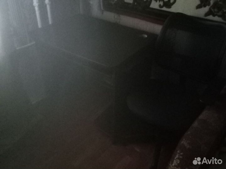 Офисный стул и компьютерный стол