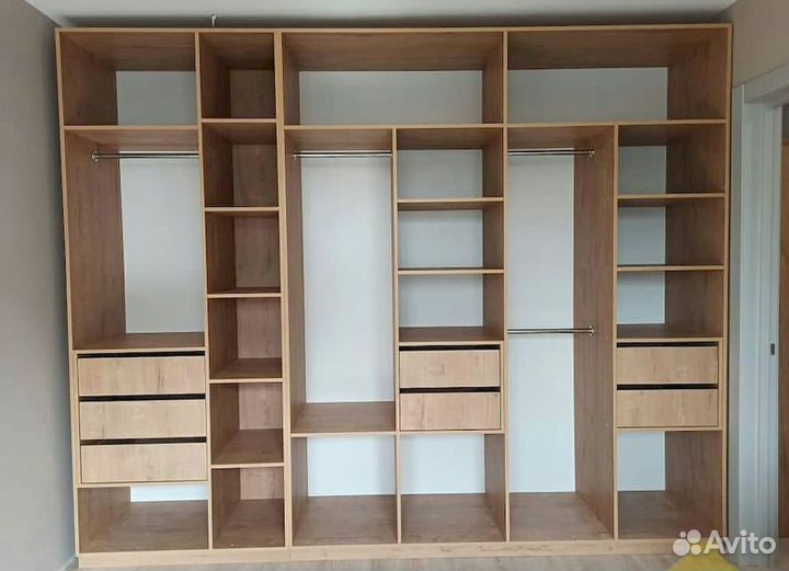 Книжный шкаф