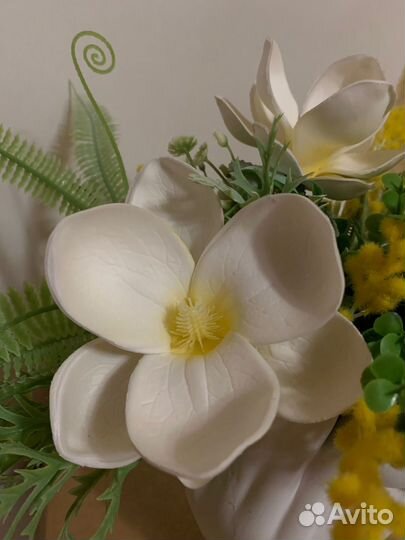 Композиция из искусственных цветов