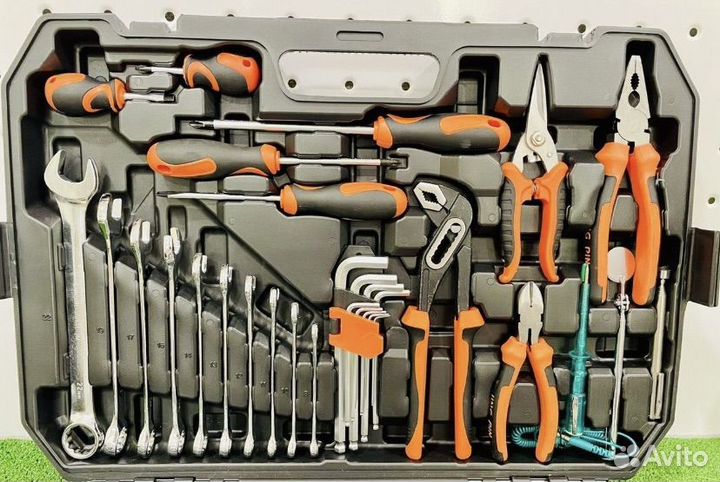 Набор инструментов в чемодане