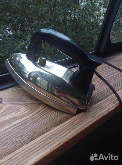 Старинный электрический утюг СССР