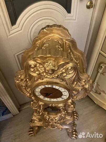 Часы напольные в золотом цвете