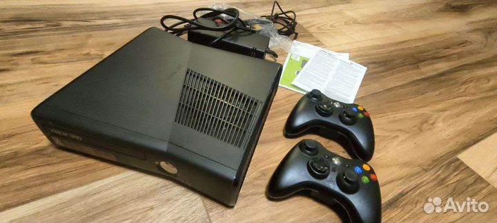 Xbox 360 прошитый + 2 джойстика