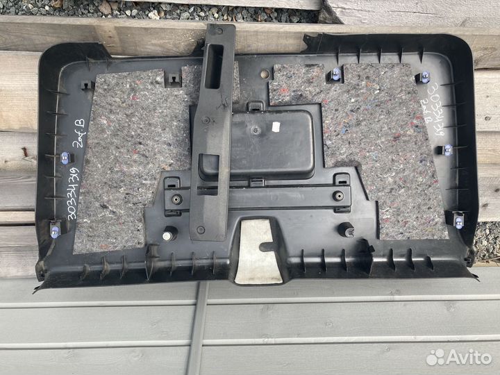 Обшивка двери багажника Opel Zafira B 1.8