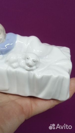 Фарфоровая статуэтка