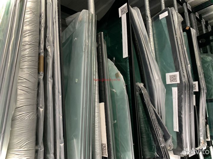 Стекло переднее левое Caterpillar 950