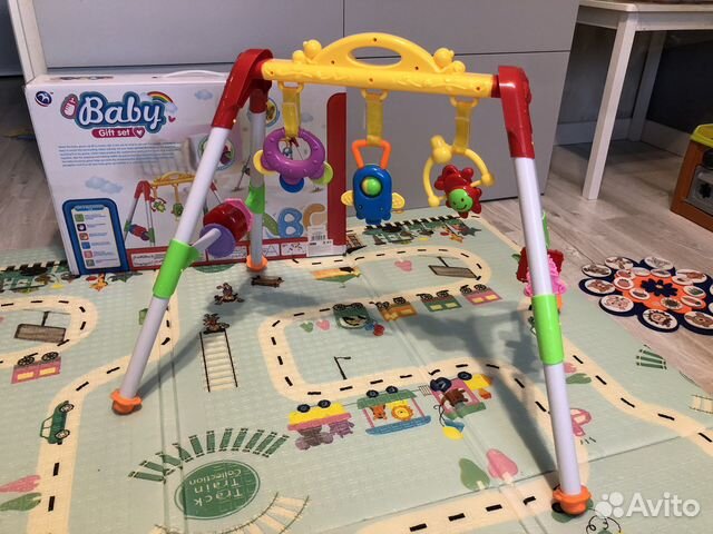 Стойка-тренажер с игрушками для малышей