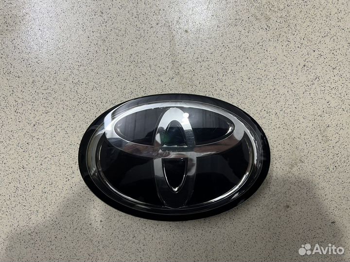 Эмблема Toyota Camry v70 v75 под дистроник