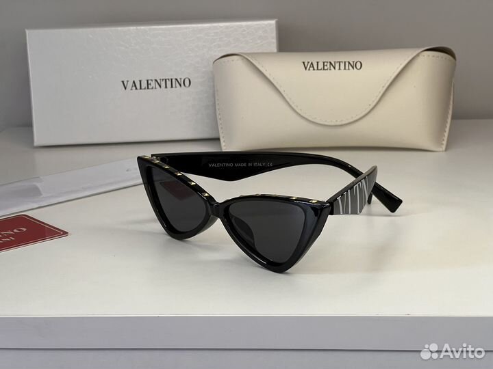 Солнцезащитные очки valentino с чехлом в коробке