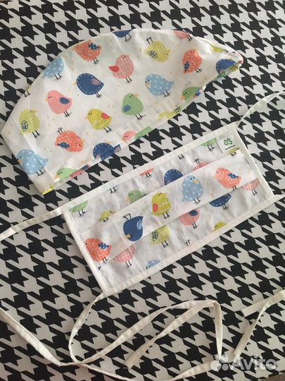 Медицинская шапочка и маска с одним принтом