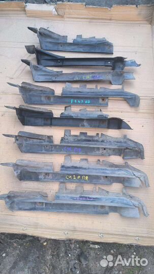 Воздуховод радиатора правый Audi 100C4 4A0121284