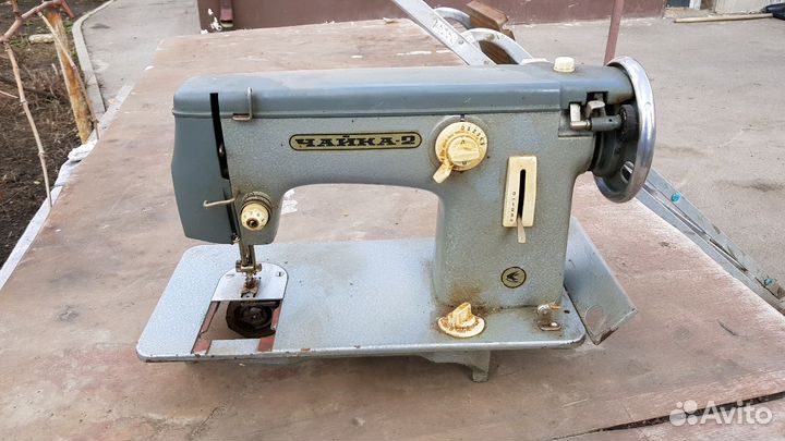 Продаю б/у швейную машинку Чайка-2