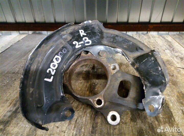 Кулак (цапфа) передний правый Mitsubishi L 200